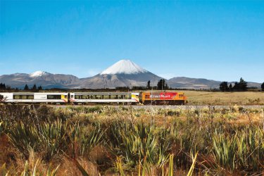 Zug Northern Explorer beim Tongariro National Park